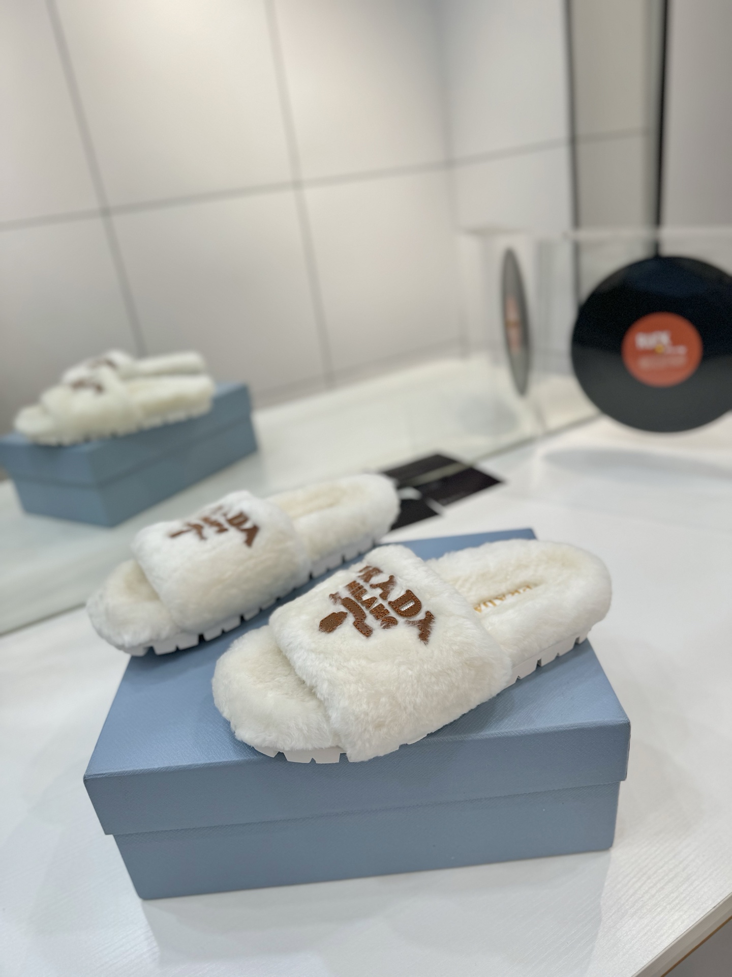 프라다 털슬리퍼