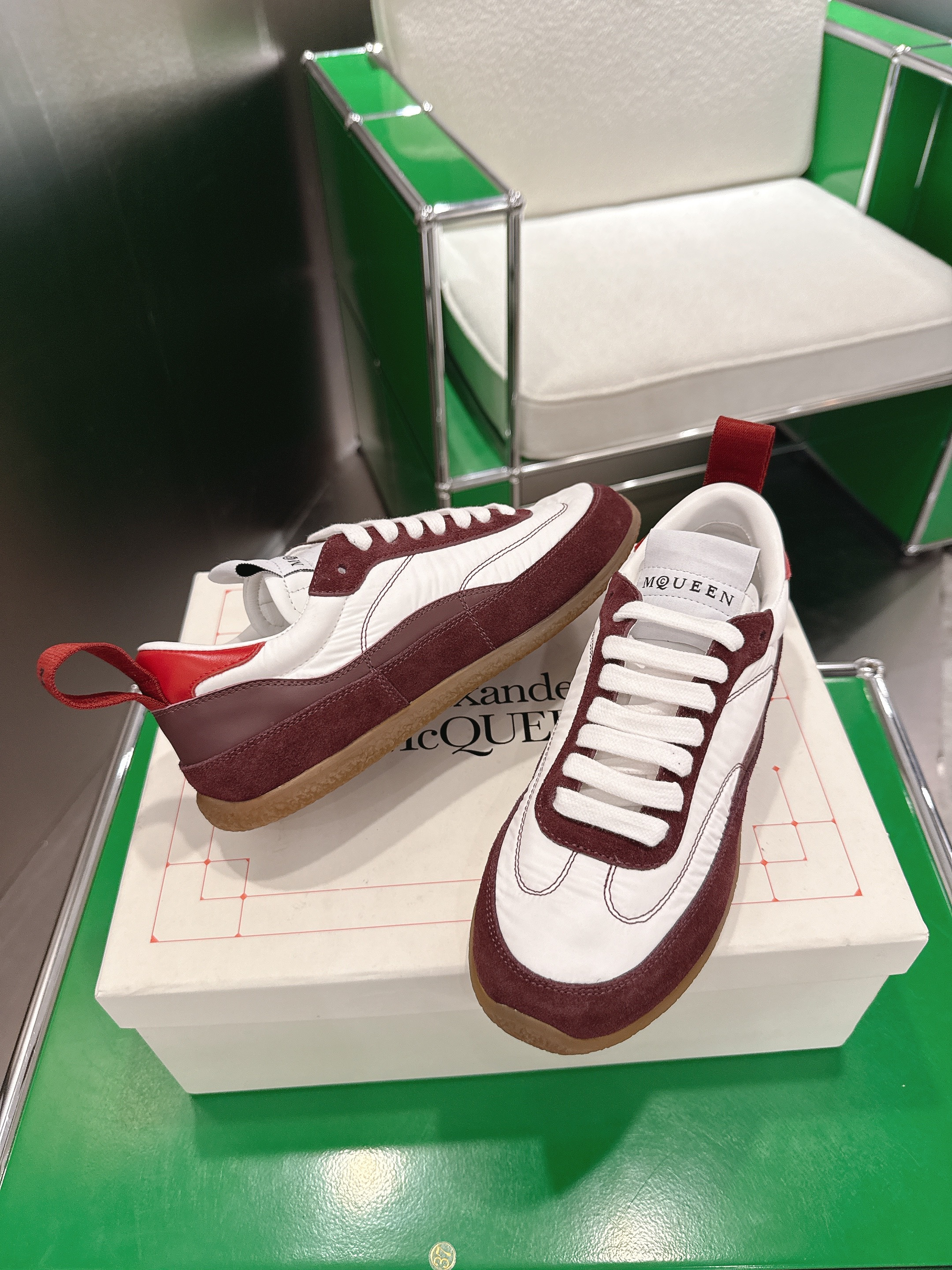 맥퀸 스니커즈