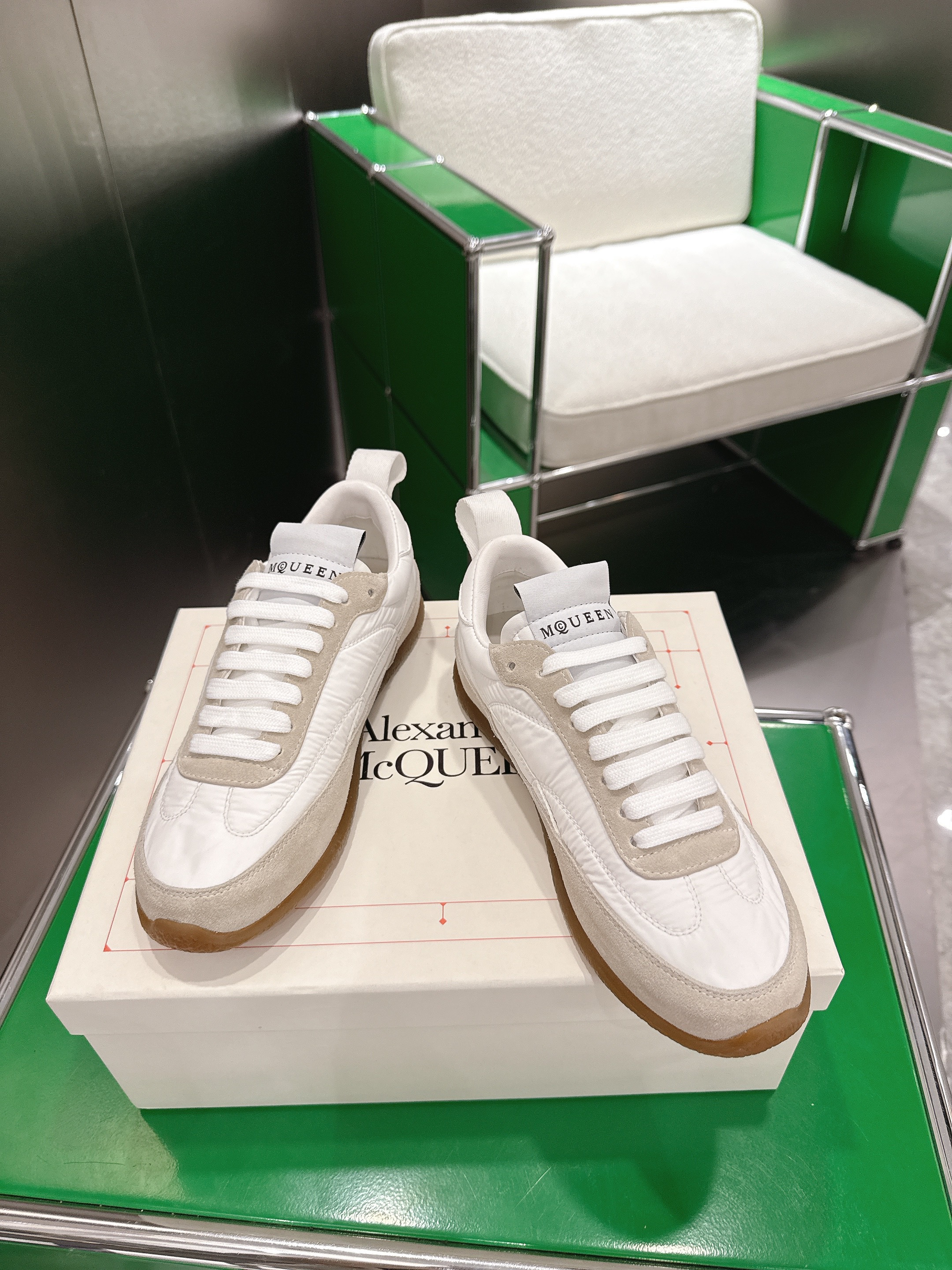 맥퀸 스니커즈