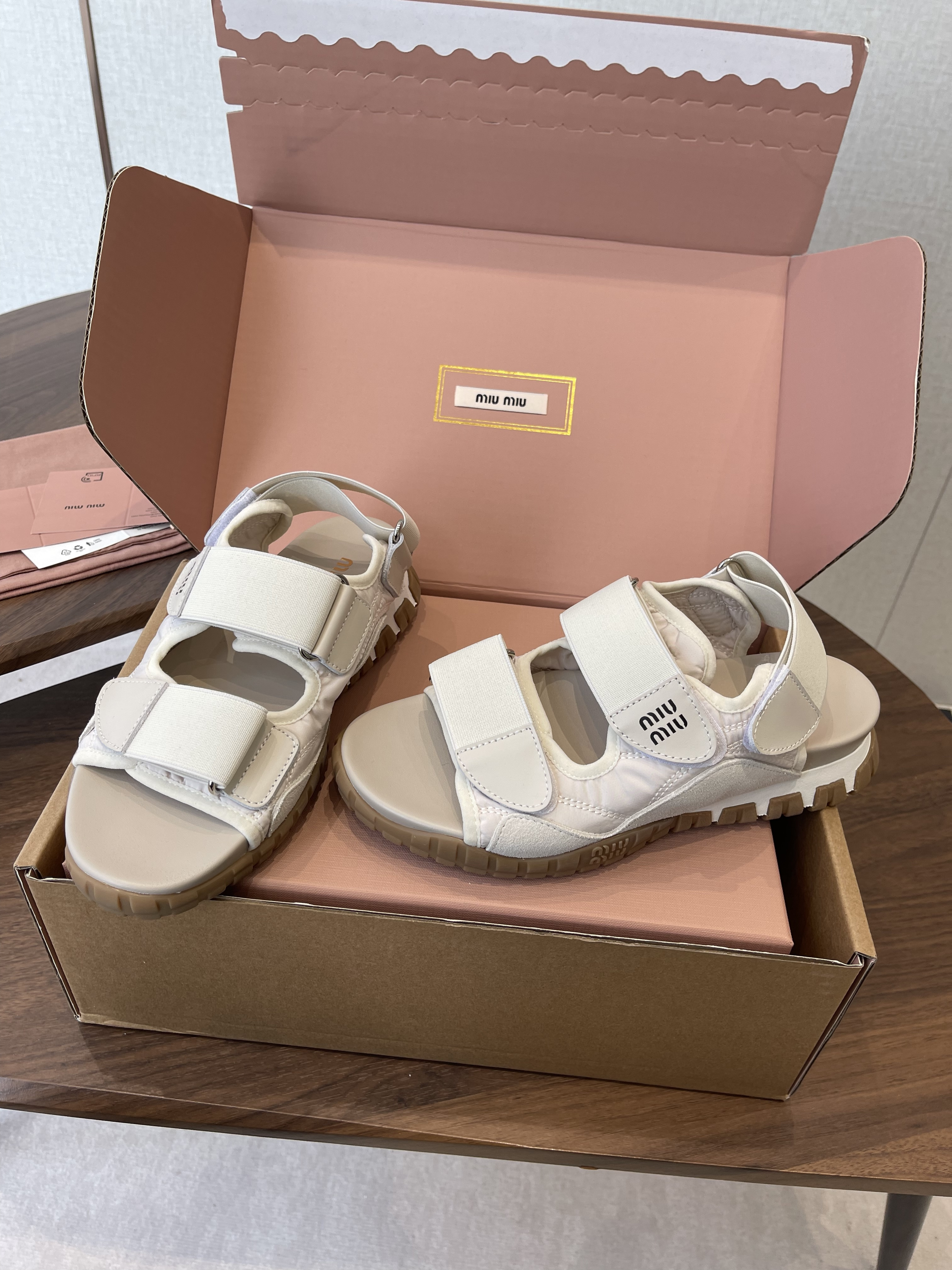 미우미우 샌들