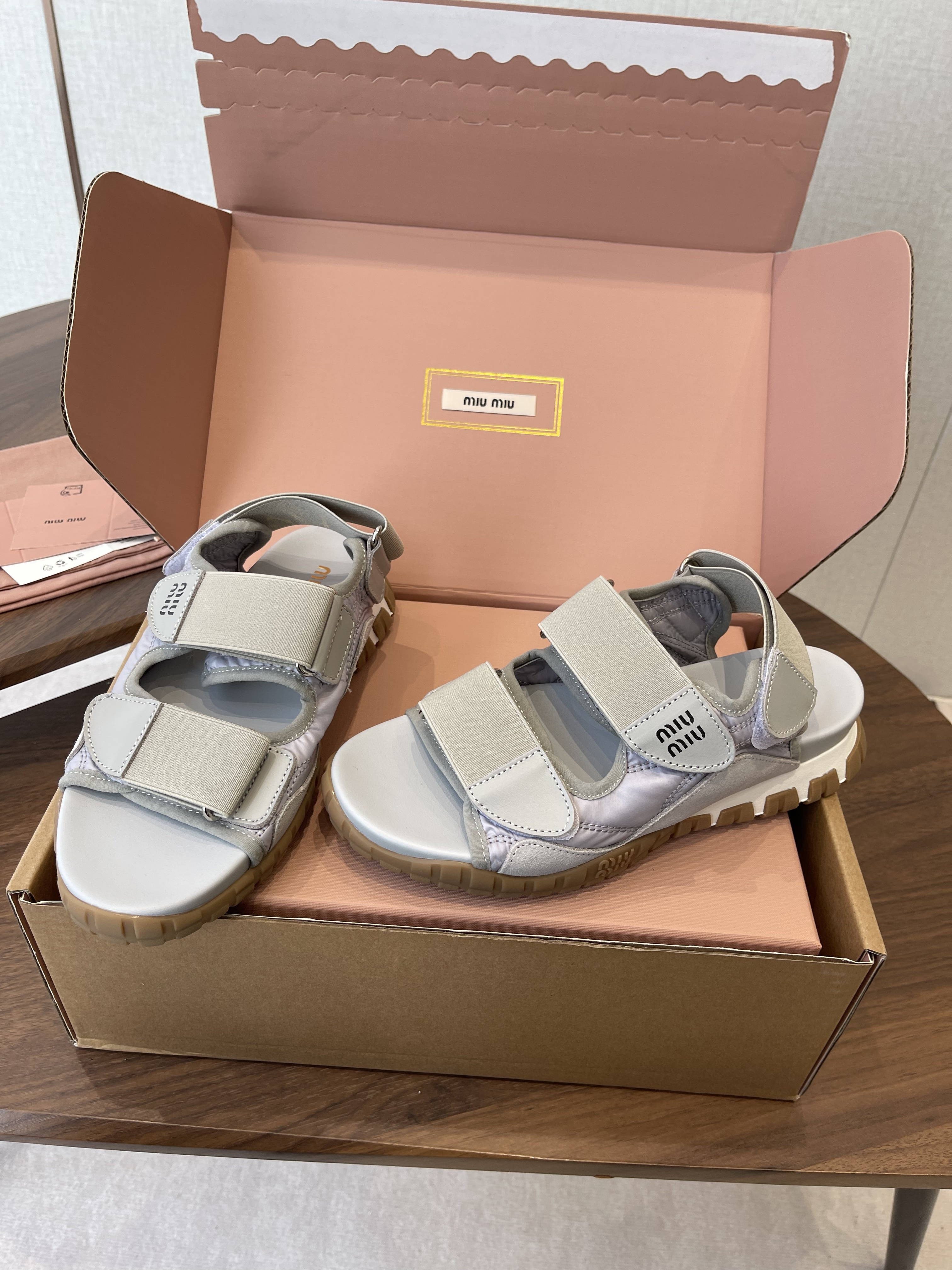미우미우 샌들