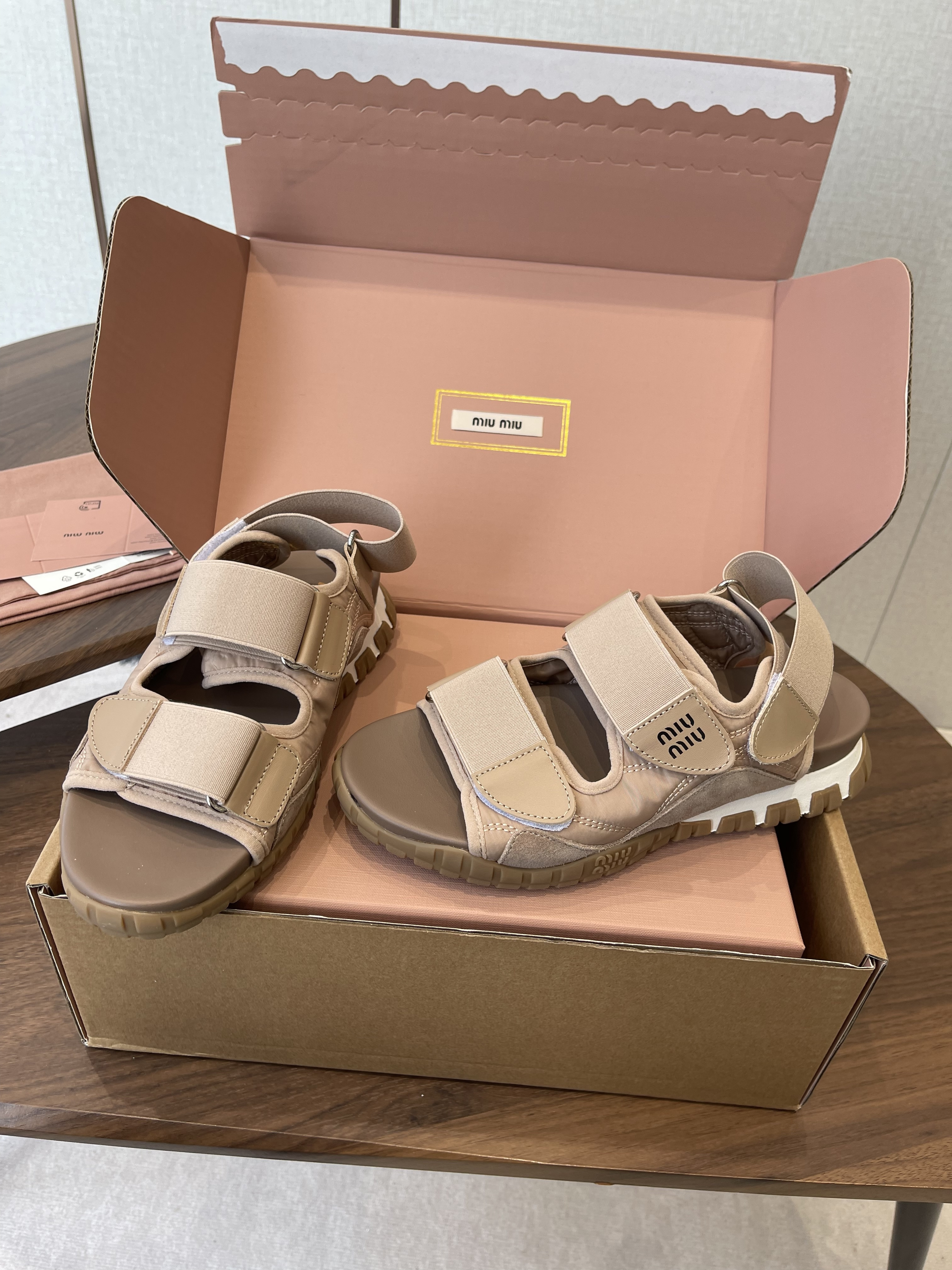 미우미우 샌들